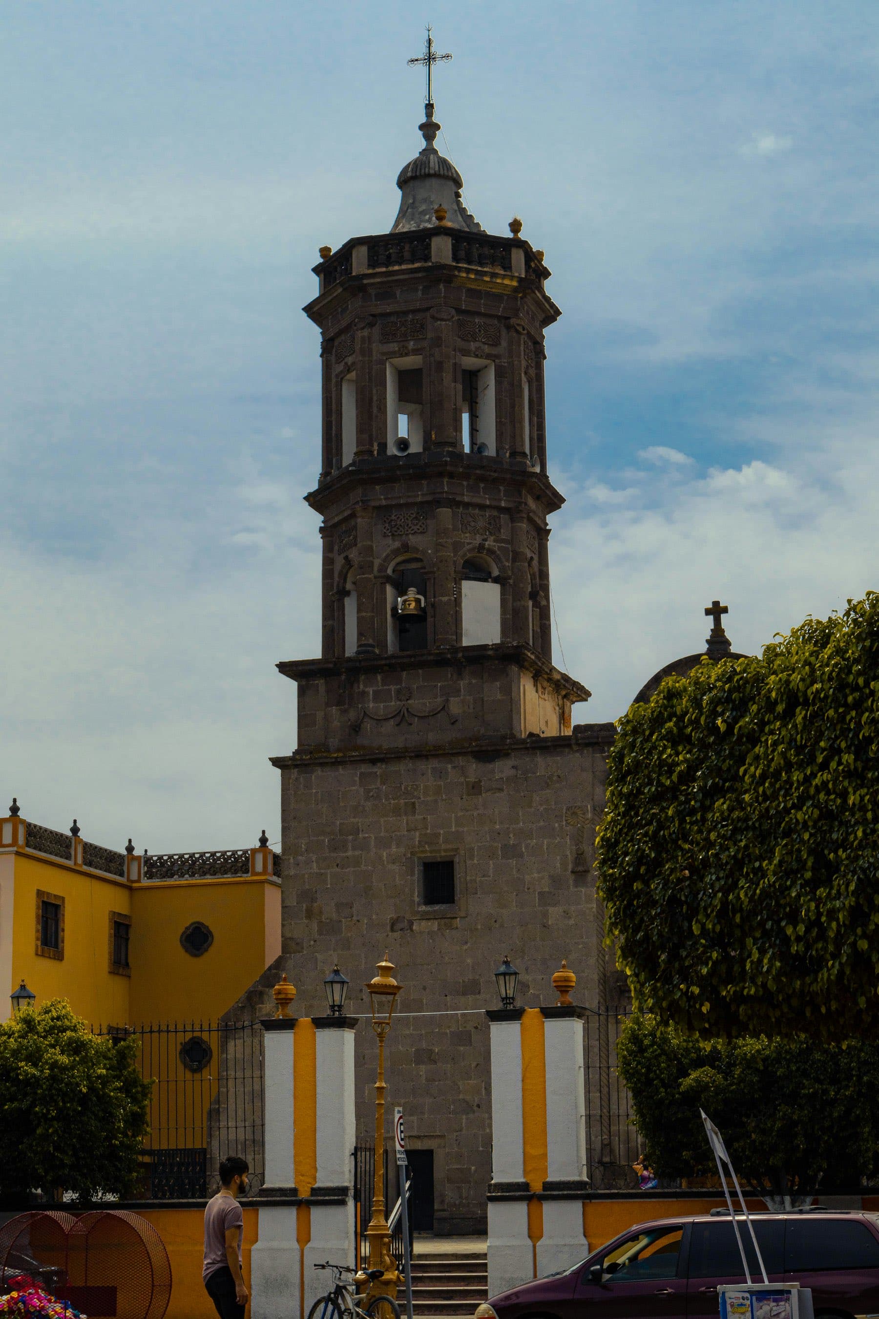 Torre de la parroquia de Sayula contra el cielo del valle