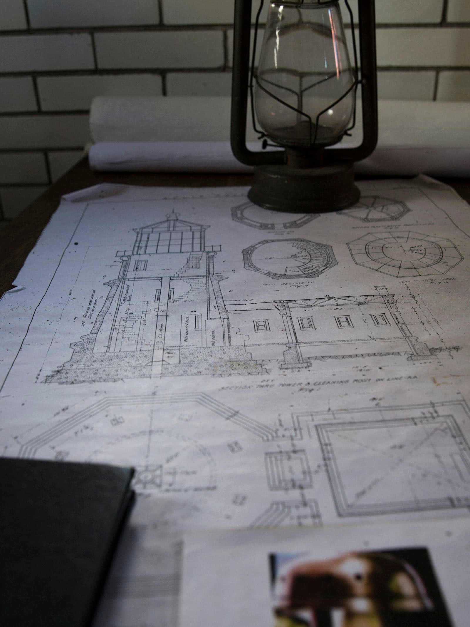 Alzado arquitectónico dibujado a mano bajo una lámpara de restirador